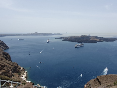 Santorini - Fira - Blick auf den Hafen