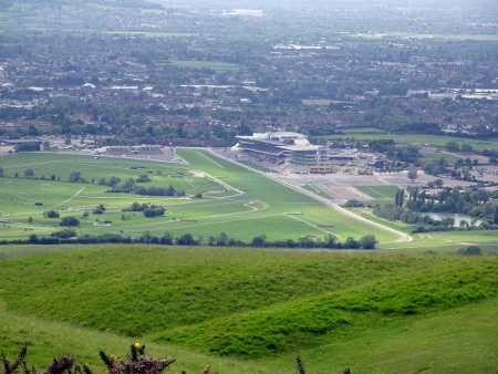 Cotswold Way - von Winchcombe nach Charlton Kings - Blick vom Cleeve Hil auf den Cheltenham Racecourse