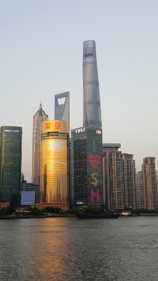 Leuchtende Skyline von Pudong in Shanghai