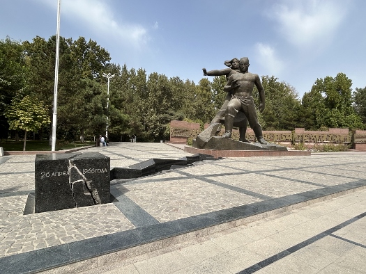 Courage Denkmal für die Opfer des Erdbebens vom 26. April 1966