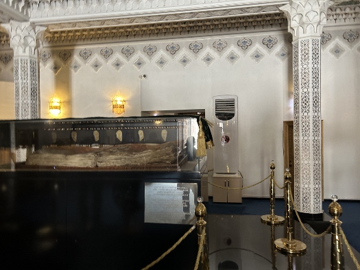 Hazrati-Imam-Komplex - Uthman Koran (älteste erhaltene Abschrift des Koran)