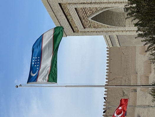 Die Flagge Usbekistans vor jedem Hotel