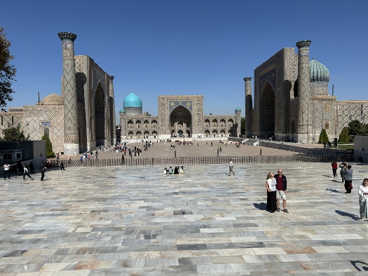 Nochmal zum Registan Platz schlendern